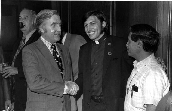 (3300) Cesar Chavez, Ohio Governor John Gilligan, Rev. John Bank, 1972 (3300) Cesar Chavez, Ohio Governor John Gilligan, Rev. John Bank, 1972